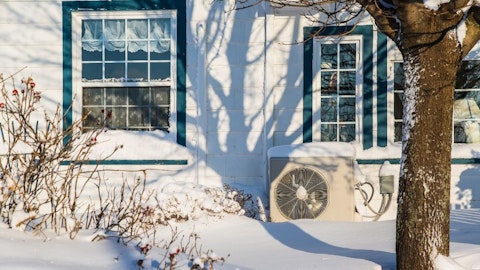 Pompa ciepła przed domem w ogrodzie zimą