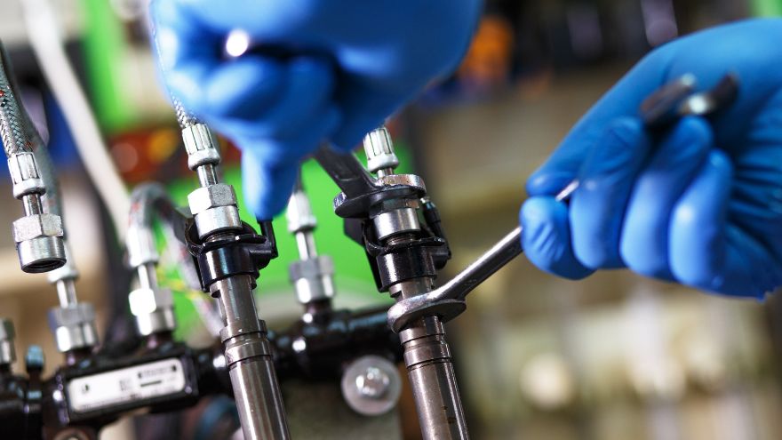 Монтажник затягує інжектор до системи