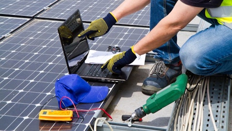 Instalator fotovoltaic cu laptop si scule