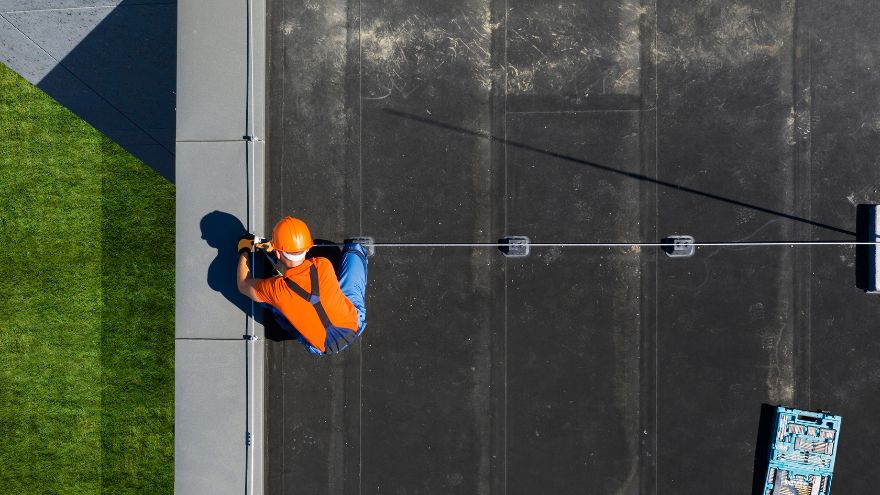 Technik na płaskim dachu  z instalacją odgromową