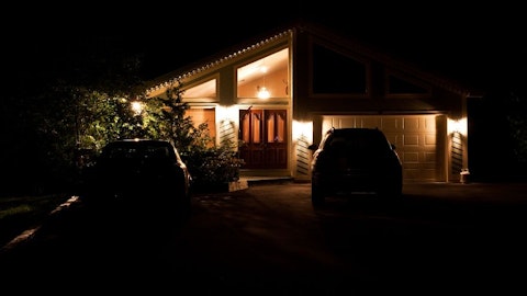 Oświetlony dom nocą
