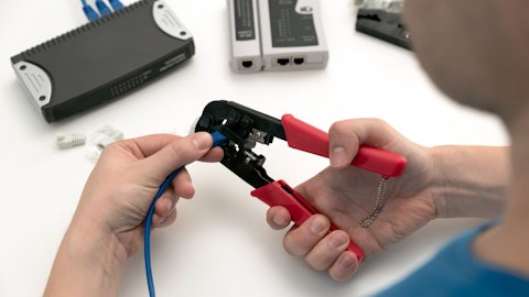 Основний інструмент в комп'ютерному сервісі: обтиск кабелю RJ45