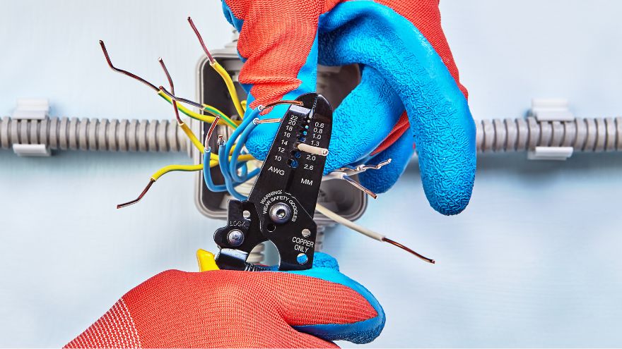 Elektryk obcina kable praską do tulejek