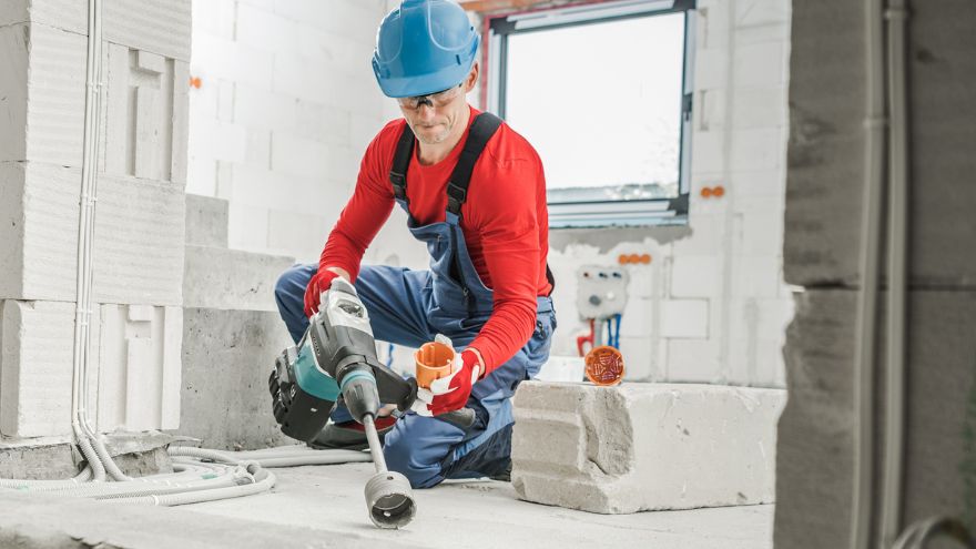 Instalator w domu w stanie surowym z otwornicą