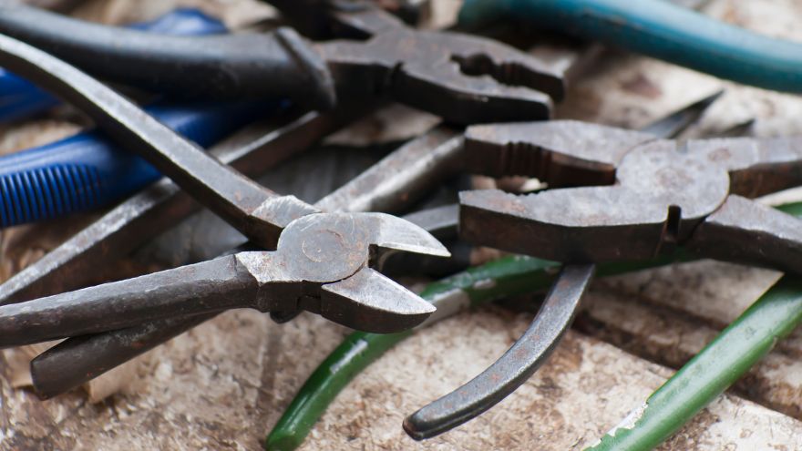 Stalowe kombinerki na deskach