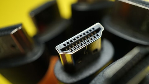 HDMI kabely na žlutém pozadí