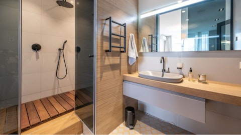 Biała łazienka z drewnianymi wykończeniami