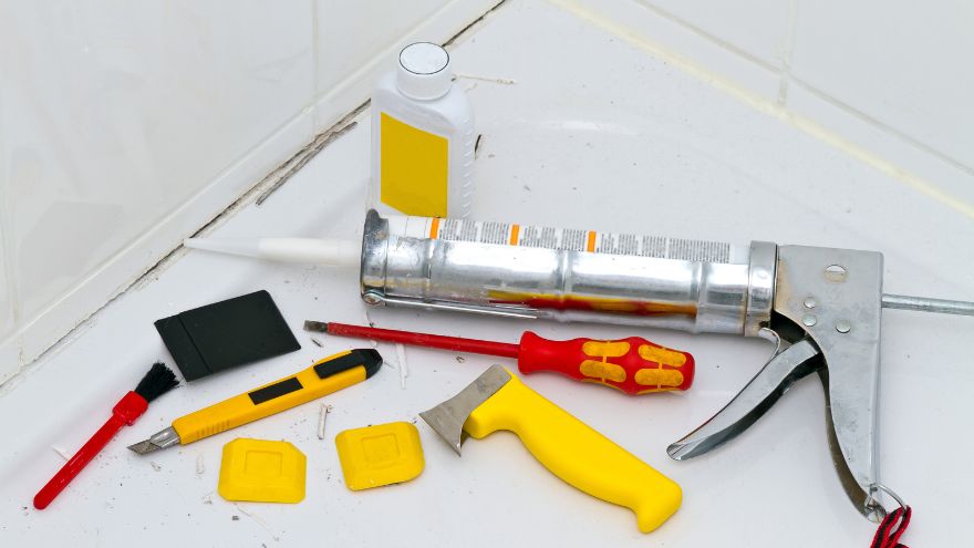 Narzędzia do usuwania silikonowych spoin w łazience