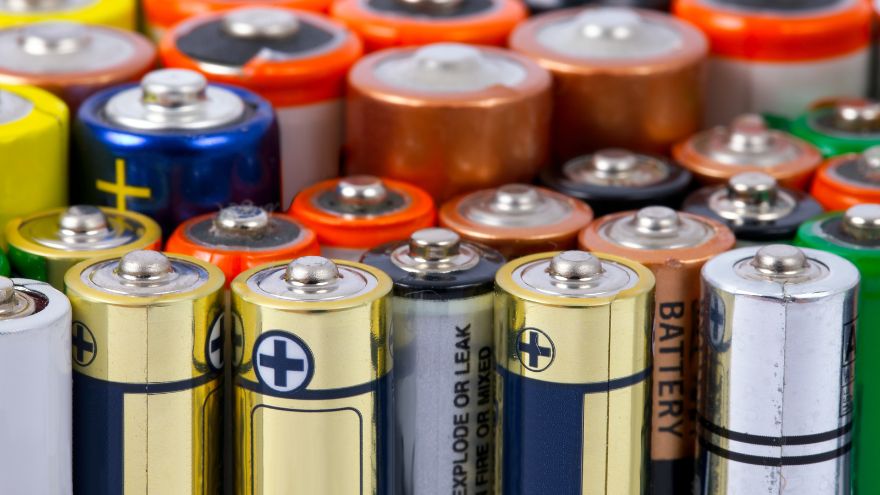 Kolorowe baterie alkaliczne różnych wielkości