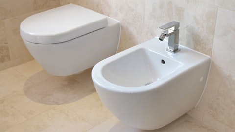 Podtynkowa miska WC obok bidetu z baterią w łazience