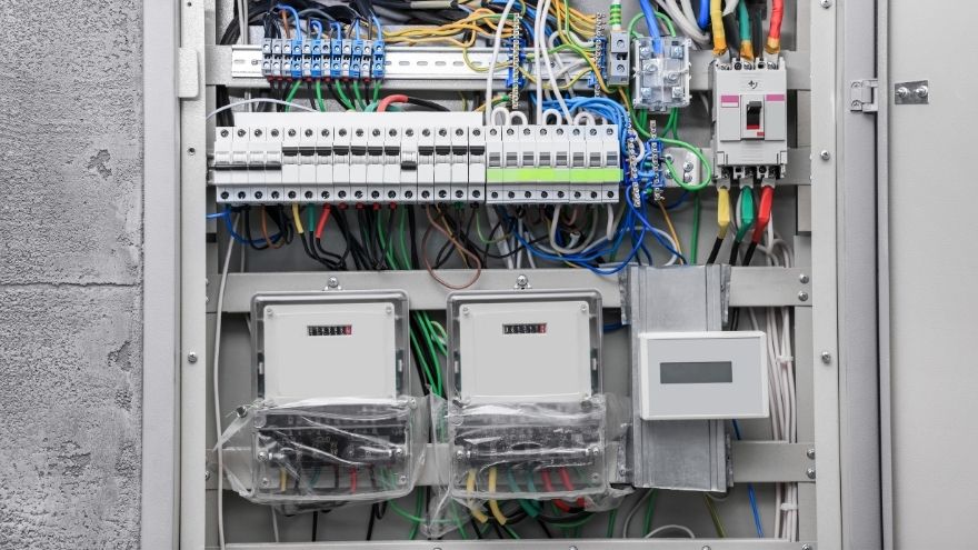 Elektromos kapcsolótábla biztosítékokkal és villanymérőkkel Rozdzielnica elektryczna z bezpiecznikami i licznikami energii elektrycznej
