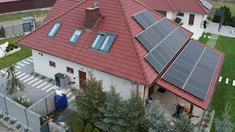 Dům s fotovoltaickou instalací a tepelným čerpadlem