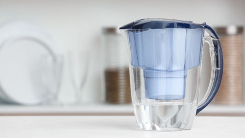 Modrá filtrační konvice s vodou v kuchyni