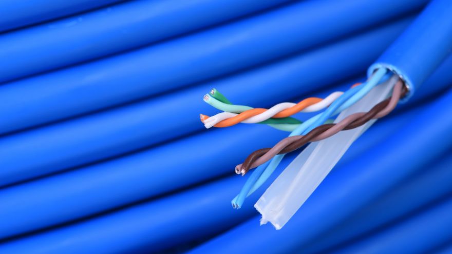 Niebieski kabel internetowy UTP