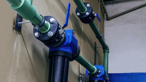 Moderní průmyslové potrubí s vodními filtry pro topný systém