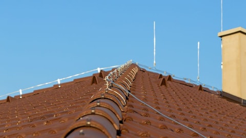 Instalacja odgromowa z piorunochronem i masztem na dachu