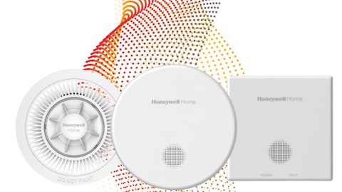 Czujniki bezpieczeństwa Honeywell Resideo na Białym tle