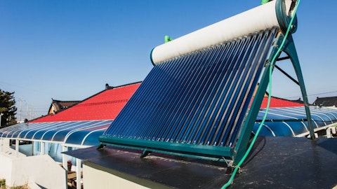 Kolektory słoneczne na dachu domu podłączone do grupy pompowej