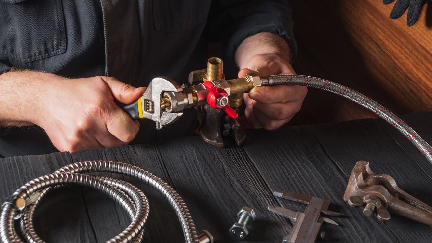 Hydraulik z złączkami i p&oacute;łśrubunkami z wężem hydraulicznym i kluczem