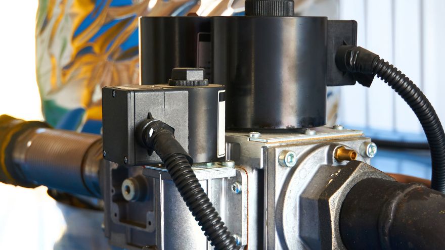 Elektryczny zaw&oacute;r klapowy w instalacji gazowej z rurami