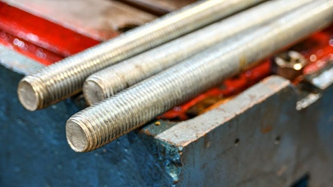 Závitové tyče pre zámočnícke spoje v oceliarni