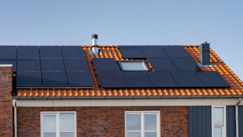 Kolektory słoneczne do ogrzewania na dachu domu jednorodzinnego