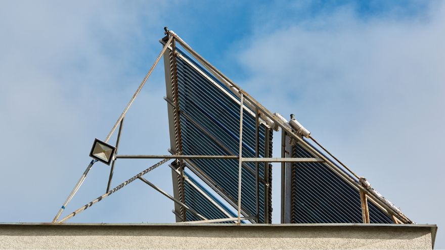 Kolektor sloneczny na dachu budynku z rura solarna