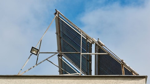 Kolektor słoneczny na dachu budynku z rurą solarną