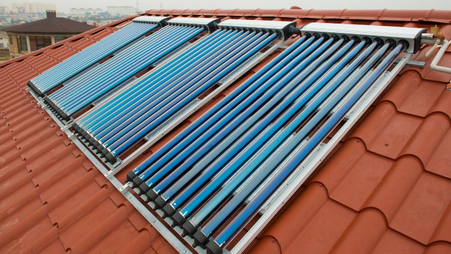 Kolektory słoneczne z płynem solarnym na dachu domu