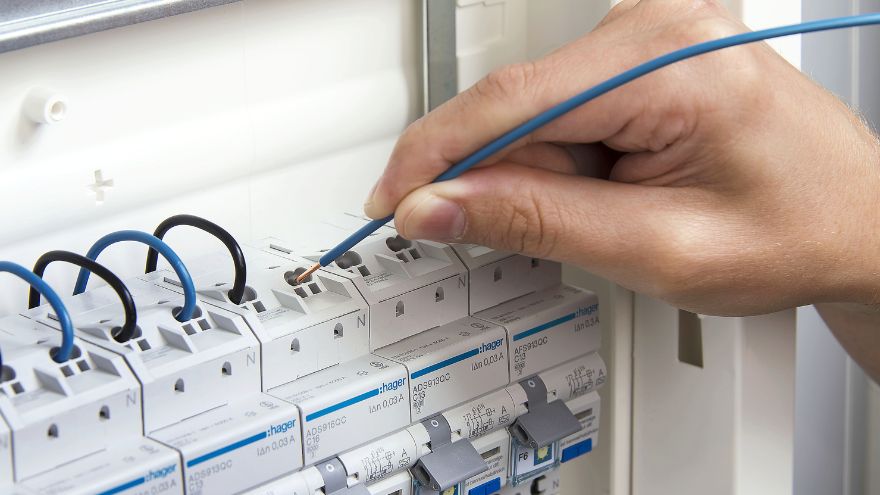 Instalator podłącza aparaturę elektryczną QuickConnect Hager w rozdzielnicy