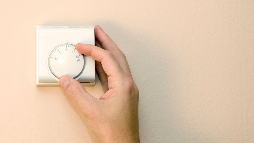 Termostat bistabilny na ścianie regulowany przez dłoń