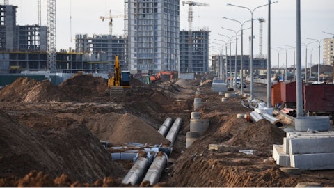 Rury ułożone w systemie drenażu podziemnych wód gruntowych i kanalizacji deszczowej na tle budującego się miasta