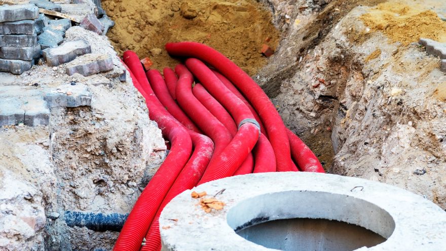 Czerwone rury karbowane trzonowe do kanalizacji bezcisnieniowej w dole ziemi