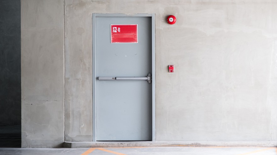 Przeciwpożarowe drzwi ewakuacyjne z elektrotrzymaczem na parkingu podziemnym