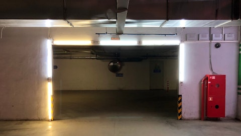Garaj cu iluminat și sistem de detectare a gazelor de eșapament