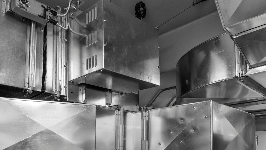 Aluminiowy system wentylacyjny w budynku z klapą przeciwpożarową