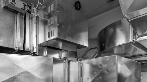 Aluminiowy system wentylacyjny w budynku z klapą przeciwpożarową