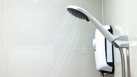 Biała bateria prysznicowa w łazience na ścianie dająca wodę