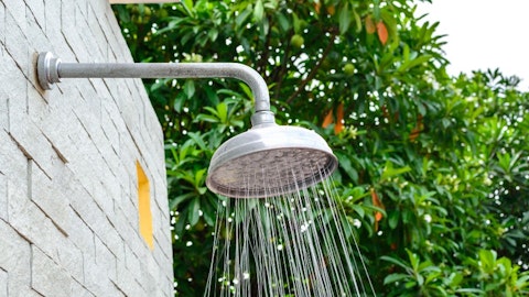 Deszczownica prysznicowa zewnętrzna na murze w parku