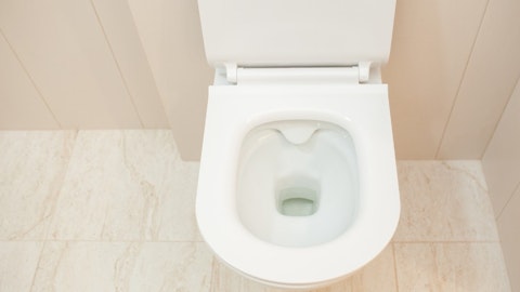 Miska WC bezkołnierzowa podtynkowa w łazience z brązowymi kafelkami
