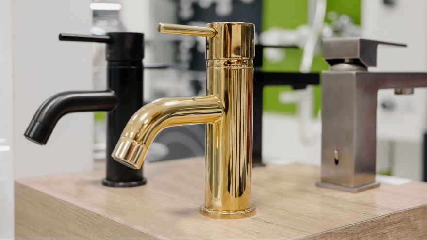 Baterie łazienkowe na standzie produktowym w sklepie hydraulicznym