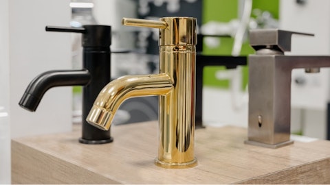 Baterie łazienkowe na standzie produktowym w sklepie hydraulicznym