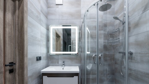 Nowoczesna szara łazienka z zestawem prysznicowym natynkowym i deszczownicą