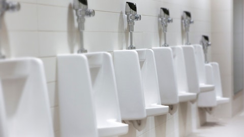 Pisuary na ścianie w toalecie publicznej z przyciskami spłukującymi