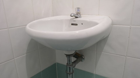 Umywalka ceramiczna w łazience narożna z baterią na ścianie