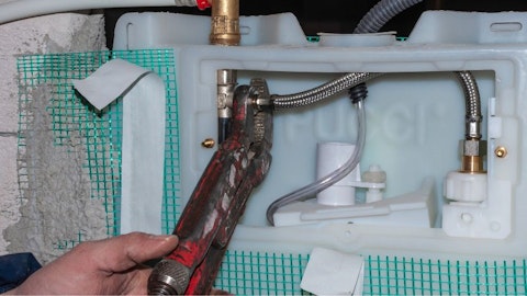 Instalator montuje stelaż podtynkowy slim w łazience