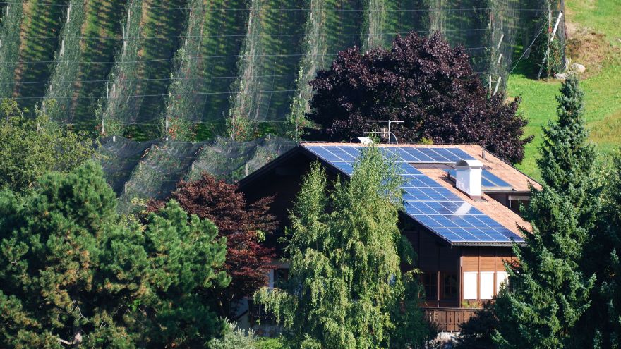 Panele PV na dachu domu instalacji fotowoltaicznej na wsi