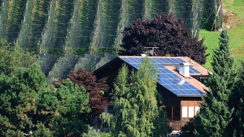 Panele PV na dachu domu instalacji fotowoltaicznej na wsi