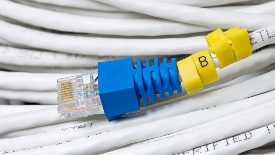 Biały kabel LAN zwinięty z końcówka Ethernet