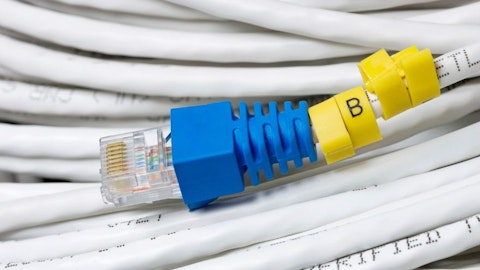 Biały kabel LAN zwinięty z końcówka Ethernet